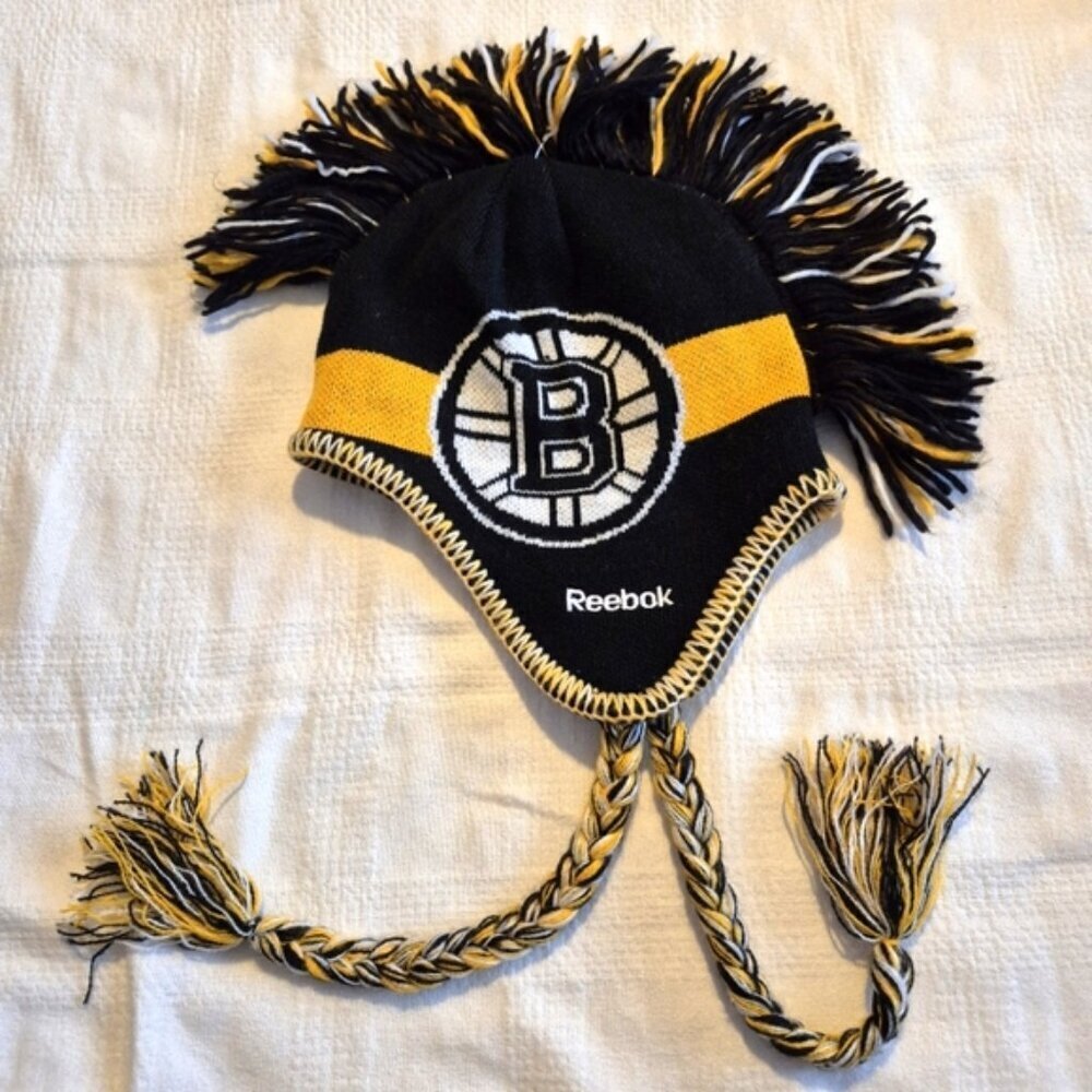 Reebok Boston Bruins boys size 6-20 fleece lined hat knit outer layer, EUC